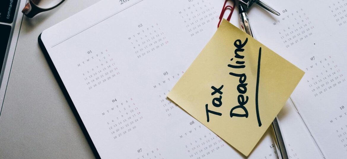 日历上贴着 Tax Deadline 黄色便签，象征 2026 年 6 月 30 日 EOFY 截止日的倒计时