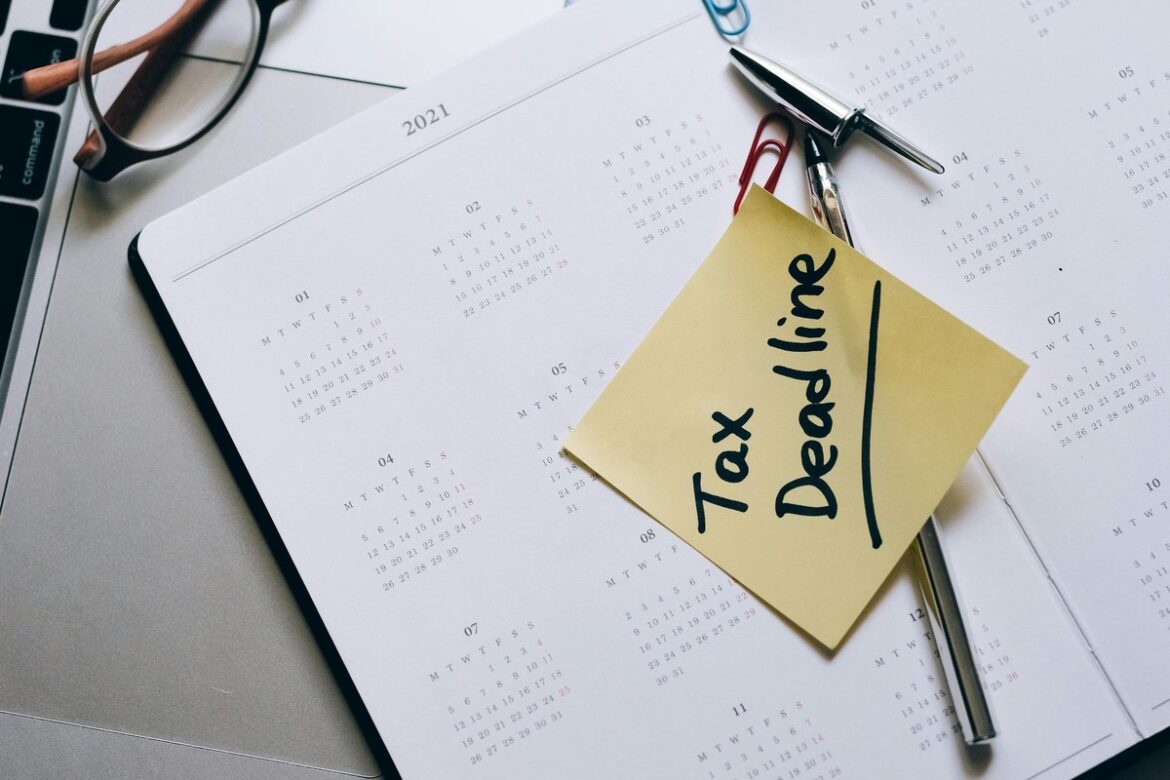 日历上贴着 Tax Deadline 黄色便签,象征 2026 年 6 月 30 日 EOFY 截止日的倒计时