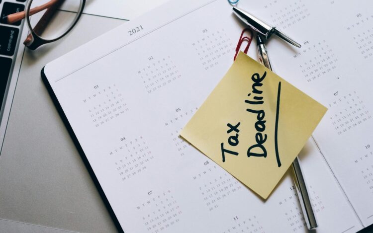 日历上贴着 Tax Deadline 黄色便签，象征 2026 年 6 月 30 日 EOFY 截止日的倒计时