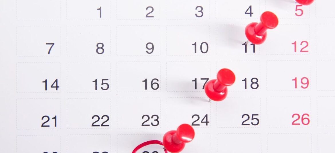 日历上 6 月 30 日被红圈标出并钉上图钉，象征澳洲 2025-26 财年最后一天的报税截止