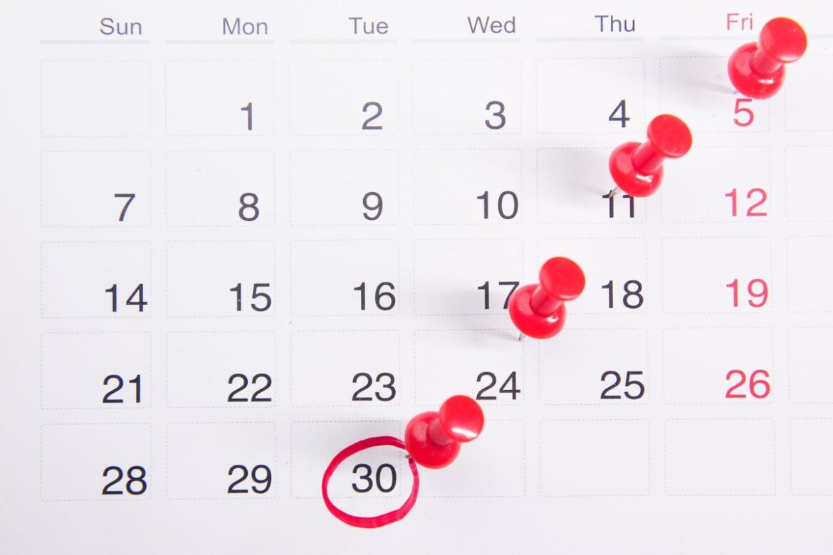 日历上 6 月 30 日被红圈标出并钉上图钉，象征澳洲 2025-26 财年最后一天的报税截止