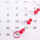 日历上 6 月 30 日被红圈标出并钉上图钉，象征澳洲 2025-26 财年最后一天的报税截止