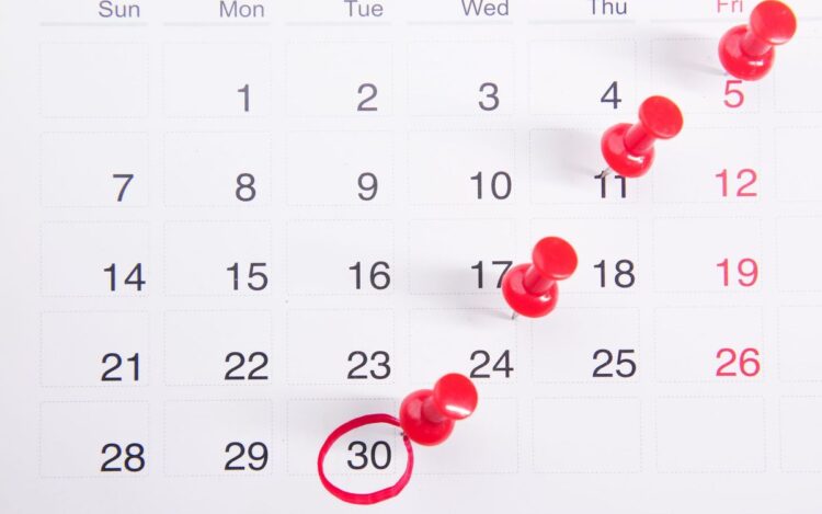 日历上 6 月 30 日被红圈标出并钉上图钉,象征澳洲 2025-26 财年最后一天的报税截止
