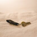 维州短租房东：床上毛巾上放着一串房门钥匙，等待短租住客入住